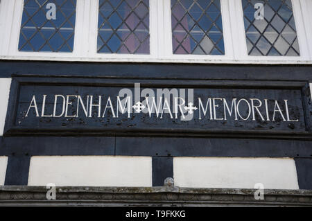 Il Aldenham War Memorial Hall di Southampton, Hertfordshire. È inscritto con le date 1914 e 1918. Foto Stock