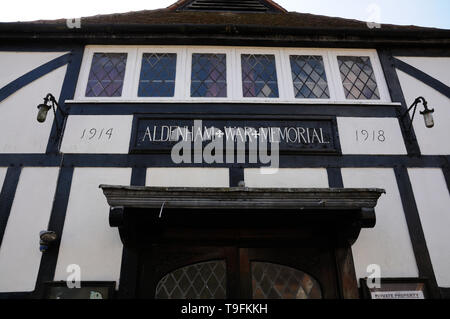 Il Aldenham War Memorial Hall di Southampton, Hertfordshire. È inscritto con le date 1914 e 1918. Foto Stock