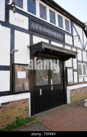 Il Aldenham War Memorial Hall di Southampton, Hertfordshire. È inscritto con le date 1914 e 1918, Foto Stock