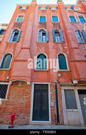 Camminando per le strade di Venezia, Italia. Foto Stock