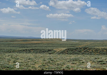 L'Oregon e California sentieri attraversano il Continental Divide a sud Pass, Wyoming. Il sentiero di solchi sono ancora visibili. Foto Stock