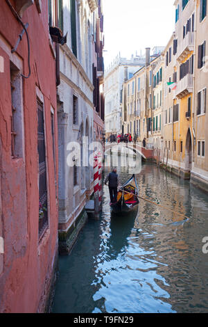 Gondoliere trasportano i turisti lungo il Canal, Venezia, Italia Foto Stock