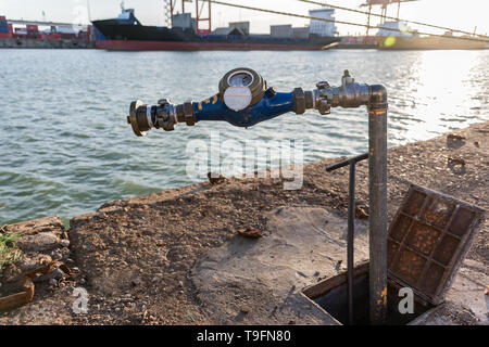 Vari lavori nel porto,il riciclo del metallo. Foto Stock