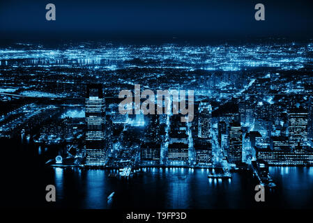 Tetto vista notturna di New Jersey dal centro di Manhattan con grattacieli urbani Foto Stock