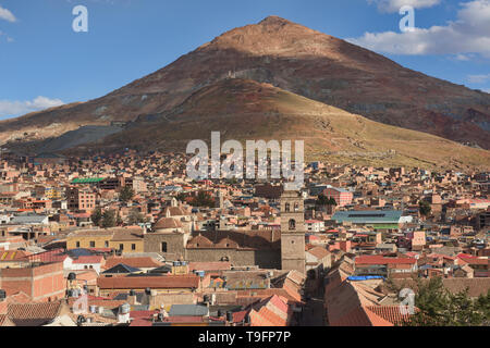 Vista sul tetto del Cerro Rico mine dalla chiesa di San Francesco e il convento, Potosí, Bolivia Foto Stock