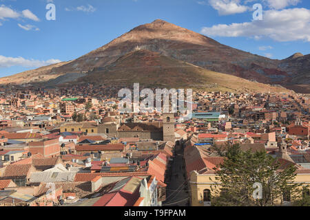 Vista sul tetto del Cerro Rico mine dalla chiesa di San Francesco e il convento, Potosí, Bolivia Foto Stock