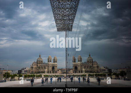 Marsiglia, Museum der Zivilisationen Europas und des Mittelmeers, mucem, Fassade aus Faserbeton, Spiegelung der Cathedrale de la principale - Marsiglia, mu Foto Stock