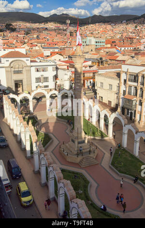 L'obelisco a Plaza 10 de noviembre visto dalla Basilica Cattedrale, Potosí, Bolivia Foto Stock