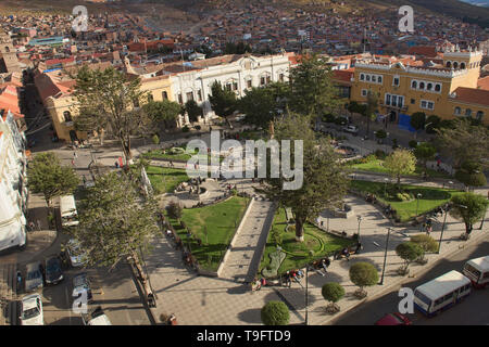 Il Plaza 10 de noviembre visto dalla Basilica Cattedrale, Potosí, Bolivia Foto Stock