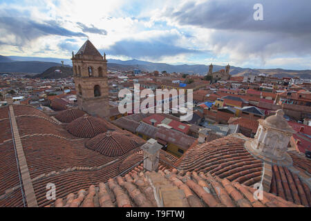 Vista sul tetto della chiesa di San Francisco e il convento, Potosí, Bolivia Foto Stock