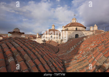 Vista sul tetto della chiesa di San Francisco e il convento, Potosí, Bolivia Foto Stock