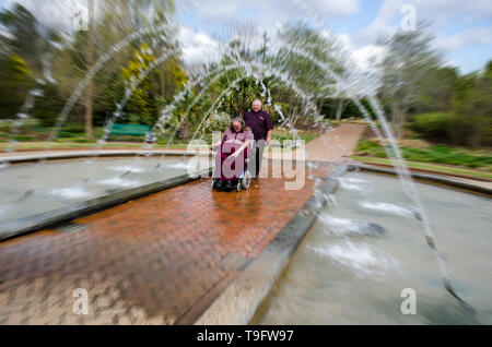 Equitazione donna Scooter attraverso un tunnel Fontana Foto Stock