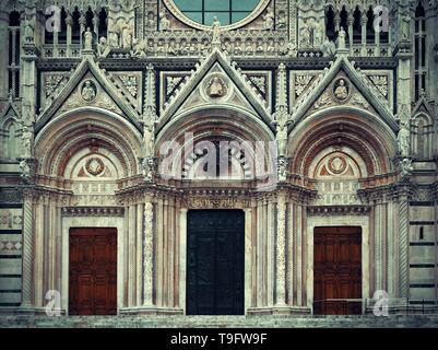 Cattedrale di Siena Porta primo piano come il famoso punto di riferimento nella città medievale in Italia. Foto Stock