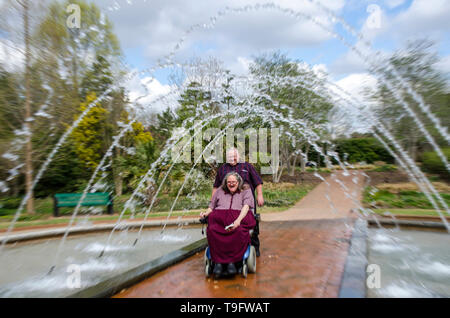 Equitazione donna Scooter attraverso un tunnel Fontana Foto Stock