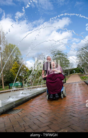Equitazione donna Scooter attraverso un tunnel Fontana Foto Stock