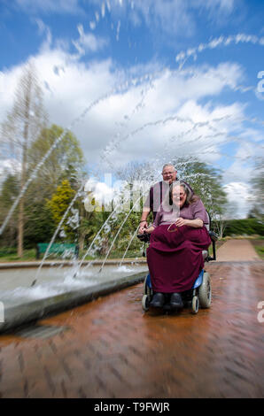Equitazione donna Scooter attraverso un tunnel Fontana Foto Stock