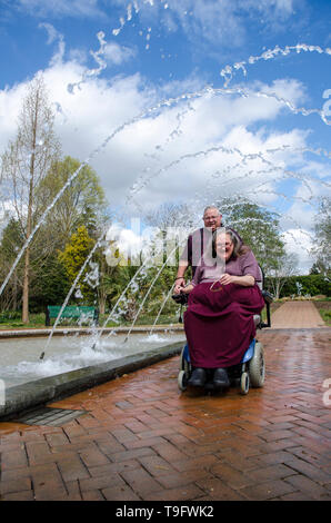 Equitazione donna Scooter attraverso un tunnel Fontana Foto Stock