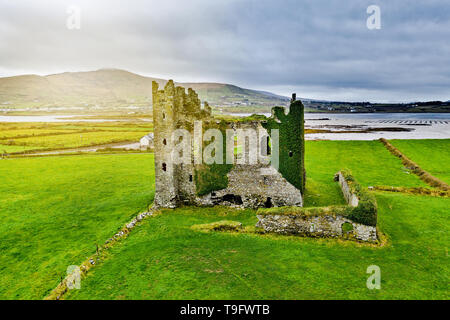 Il castello di Ballycarbery sull'anello di Kerry, vicino a Cahersiveen, nella contea di Kerry, Irlanda Foto Stock