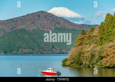 Barche al lago Ashi (Ashinoko) con Mt.Fuji sullo sfondo, Hakone, Giappone Foto Stock