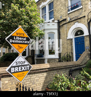 Cambridge, Inghilterra, Regno Unito - Maggio 2019:a votare i liberali democratici di arresto segno Brexit poster con case in stile vittoriano in background su una strada locale in Cambri Foto Stock