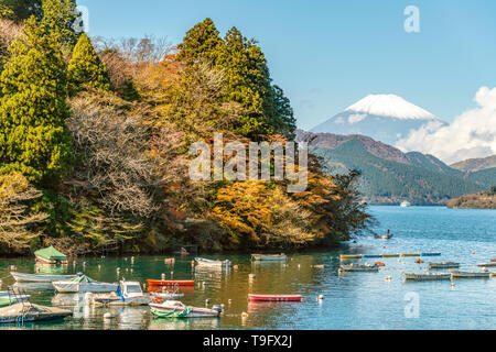 Barche da pesca al lago Ashi (Ashinoko) con Mt.Fuji sullo sfondo, Hakone, Giappone Foto Stock