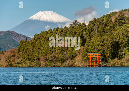 Il Santuario di Hakone Tori sul Lago Ashinoko con il Monte Fuji sullo sfondo, Hakone, Giappone Foto Stock