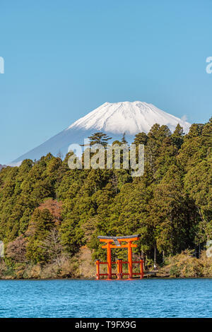 Il Santuario di Hakone Tori sul Lago Ashinoko con il Monte Fuji sullo sfondo, Hakone, Giappone Foto Stock