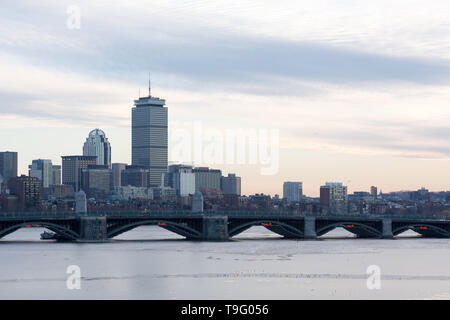 Paesaggio di Boston, Stati Uniti d'America con il fiume, bridge e grattacieli come si vede dal museo della scienza Foto Stock