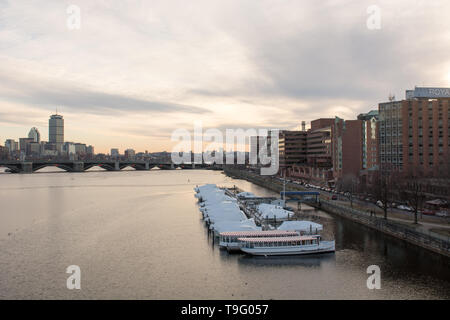 Paesaggio di Boston, Stati Uniti d'America con il fiume, bridge e grattacieli come si vede dal museo della scienza Foto Stock