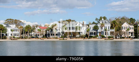 Abitazioni storiche sul lago coloniale a Charleston, Carolina del Sud Foto Stock