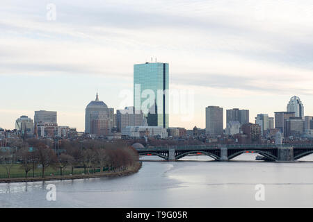 Paesaggio di Boston, Stati Uniti d'America con il fiume, bridge e grattacieli come si vede dal museo della scienza Foto Stock