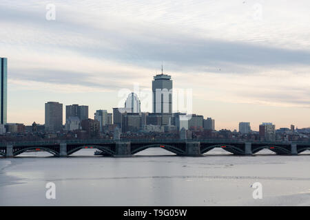 Paesaggio di Boston, Stati Uniti d'America con il fiume, bridge e grattacieli come si vede dal museo della scienza Foto Stock