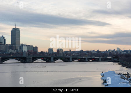 Paesaggio di Boston, Stati Uniti d'America con il fiume, bridge e grattacieli come si vede dal museo della scienza Foto Stock