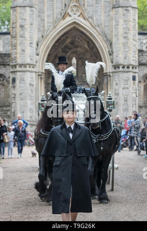 Londra, Regno Unito. 19 Maggio, 2019. Un cavallo disegnato funerale allenatore è guidato durante la giornata porte aperte di Nunhead cimitero. Credito: Guy Corbishley/Alamy Live News Foto Stock