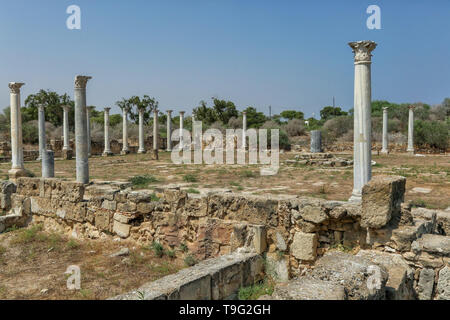 Famagusta, Repubblica Turca di Cipro del Nord. Colonne corinzie a città antiche rovine di Salamina. Giornata di sole e cielo blu. Foto Stock