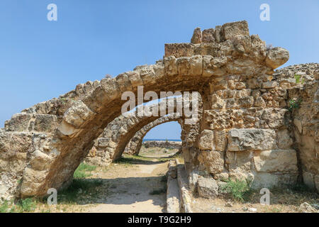 Famagusta, Repubblica Turca di Cipro del Nord. Rovine della città Antica salumi. Gli archi in pietra. Giornata di sole e cielo blu. Foto Stock