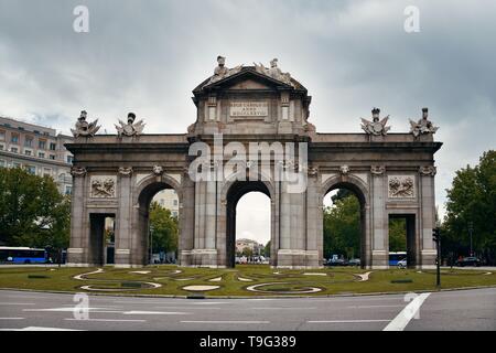 Puerta de Alcala o alla Porta di Alcalá closeup vista in Madrid Spagna. Foto Stock