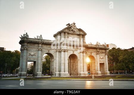 Puerta de Alcala o alla Porta di Alcalá closeup vista al tramonto in Madrid Spagna. Foto Stock