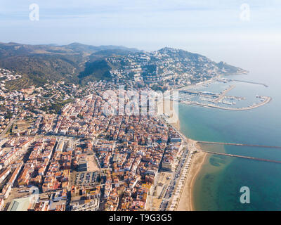 Vista da fuco della famosa città turistica di Roses sulla Costa Catalana del Golfo di Roses con yacht in marina, la Catalogna, Spagna Foto Stock