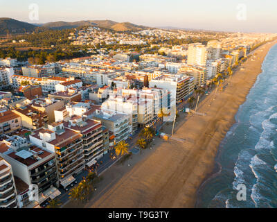 Vista aerea della costa a Calafell cityscape con un moderno appartamento edifici, Spagna Foto Stock