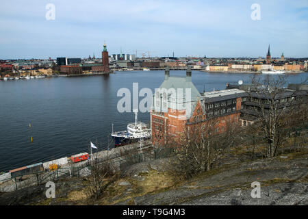 L'outlook su Stoccolma in Svezia dalla collina Skinnarviksberget. I turisti e locali di come trascorrere il tempo libero qui. Foto Stock