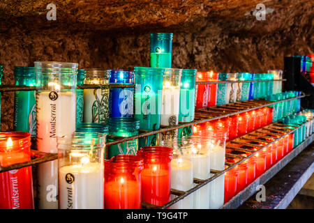 Montserrat, Spagna, 23 Aprile 2017: preghiera candele in Santa Maria de monastero di Montserrat Foto Stock