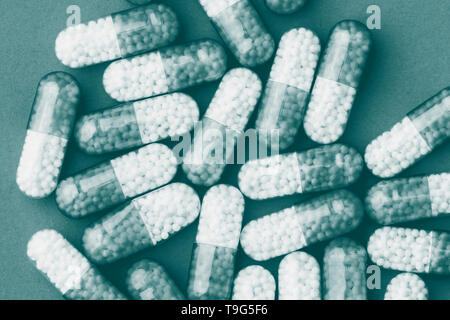 Primo piano di una pila di blu capsule farmaceutiche. Foto Stock