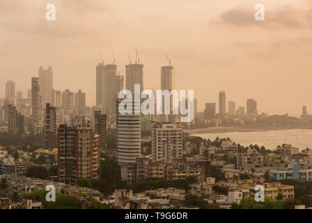 Una vista elevata e sfocata sulla skyline costiera di Mumbai in India, con grattacieli residenziali e torreggianti lungo il Mar Arabico. Foto Stock