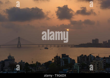Vista di Bandra worli sealink bridge, Mumbai, India Foto Stock