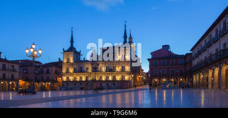 Piazza principale (Plaza Mayor) di Leon, con il Municipio in stile herreriano. Leon, Castilla Y Leon, Spagna. Foto Stock