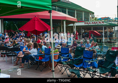 Lauren Visone Lakside a vivere in Lexington Kentucky per Lexington Green concerto estivo Foto Stock