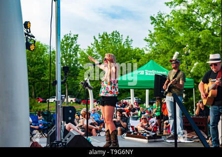 Lauren Visone Lakside a vivere in Lexington Kentucky per Lexington Green concerto estivo Foto Stock