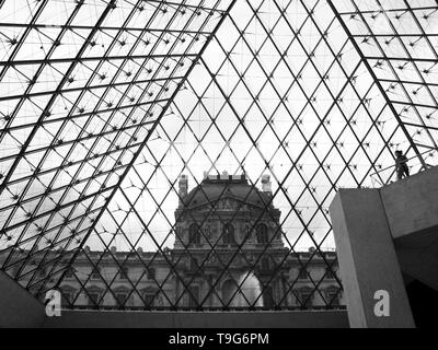 Parigi, Francia - 18 luglio 2014: Vista del Palazzo del Louvre e dall'interno la moderna piramide l' entrata principale del Museo del Louvre. Foto Stock