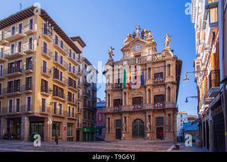 Bandiere adornano la facciata barocca/neoclassica del 18 ° secolo del Municipio Pamplona, Spagna, Europa Foto Stock